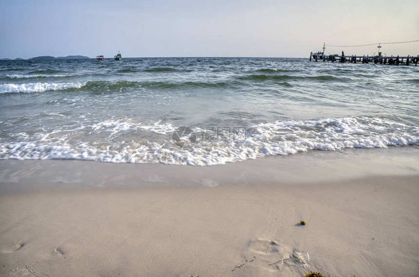 在美丽的沙滩海浪图片