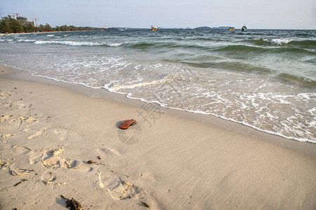拖鞋留在美丽的沙滩上图片