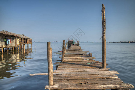 渔村港口旁的旧木码头图片