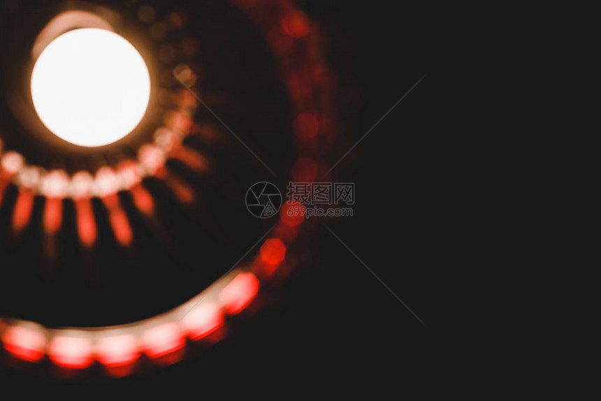 黑暗房间黑色背景和复制空间的红装饰灯塔闪光灯图片