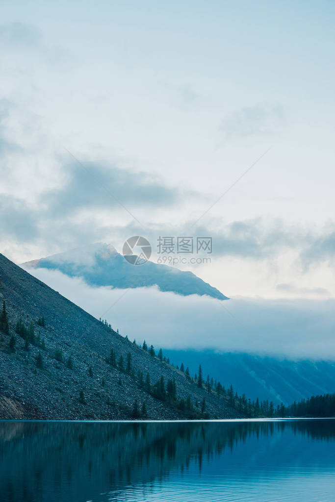 山和低云的惊人剪影反映在高山湖泊上水镜上的美丽涟漪高地多云的天空大气的幽灵景观美图片