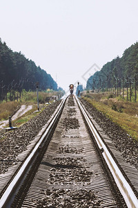 神秘的火车沿着森林通过铁路旅行铁路红绿灯和在远处的铁路铁轨上的海市蜃图片