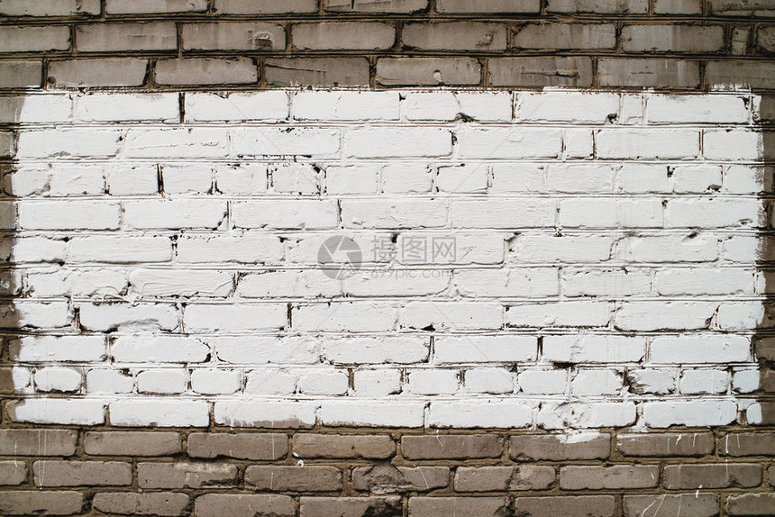 老现实肮脏的砖墙由白砖制成白色不均匀的砖砌墙的中心被漆成白色在镜头特写中心图片