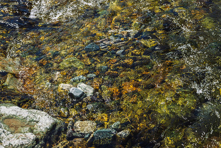 透明溪谷的石底层结构变化多彩图片