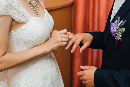 新娘和新郎之间交换金戒指的传统婚礼仪式誓言加强家庭联盟图片