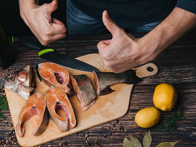 鱼头和男主厨的手做饭用生鳟鱼Rawto图片
