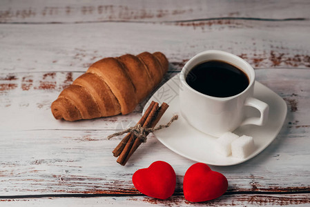 一杯咖啡加羊角面包和木桌上的心情人节早图片