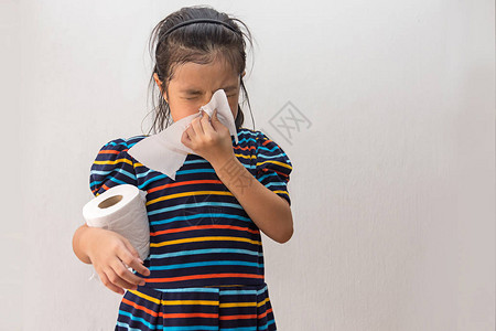 亚裔女孩患上鼻喷嚏和组织纸冷咳背景图片