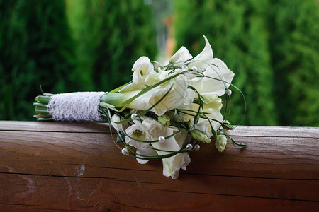 鲜花盛开的婚礼花束特写图片