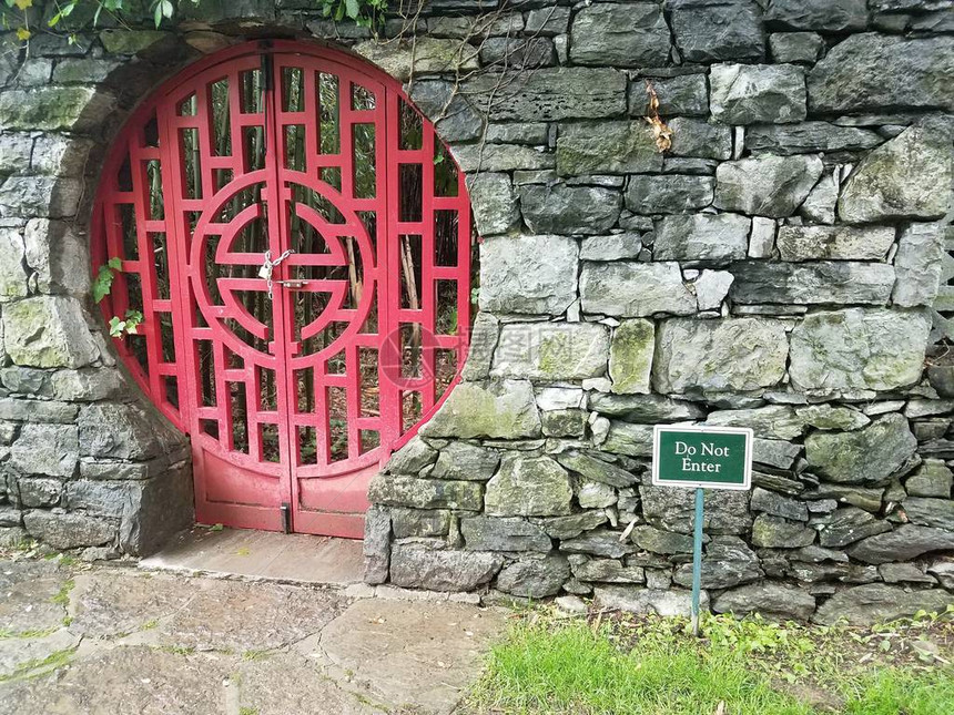 花园的红门锁着不准进图片