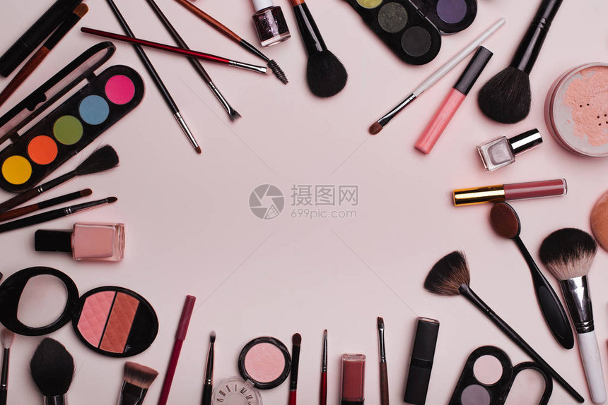 粉红色背景上的专业化妆和面部护理女美貌顶端视图产品图片