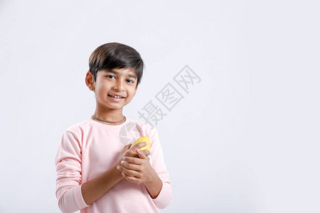 以多种表达方式食用芒果的可爱印度小男孩亚洲小男孩孤图片