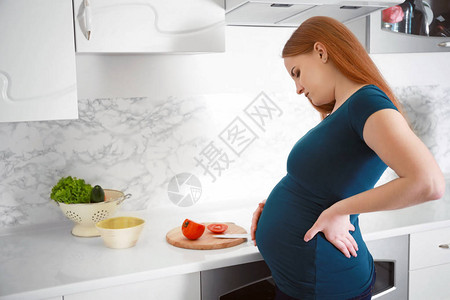 年轻孕妇在厨房感觉不好图片