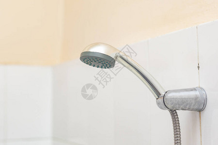浴室淋浴头在旧式洗手间用瓷砖墙图片