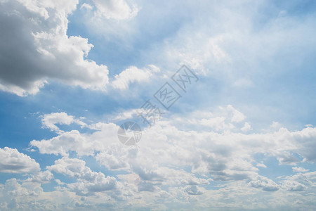 天空和白云在广阔的蓝图片