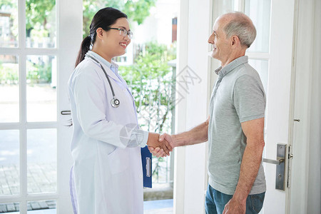 越南女医生在家与病人见面时笑得开心背景图片
