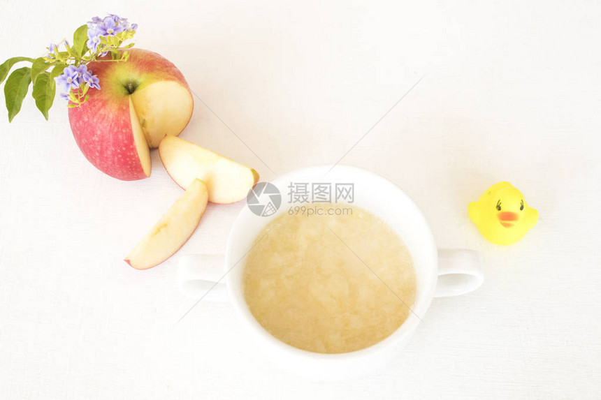 混合苹果泥和牛奶健康食品图片