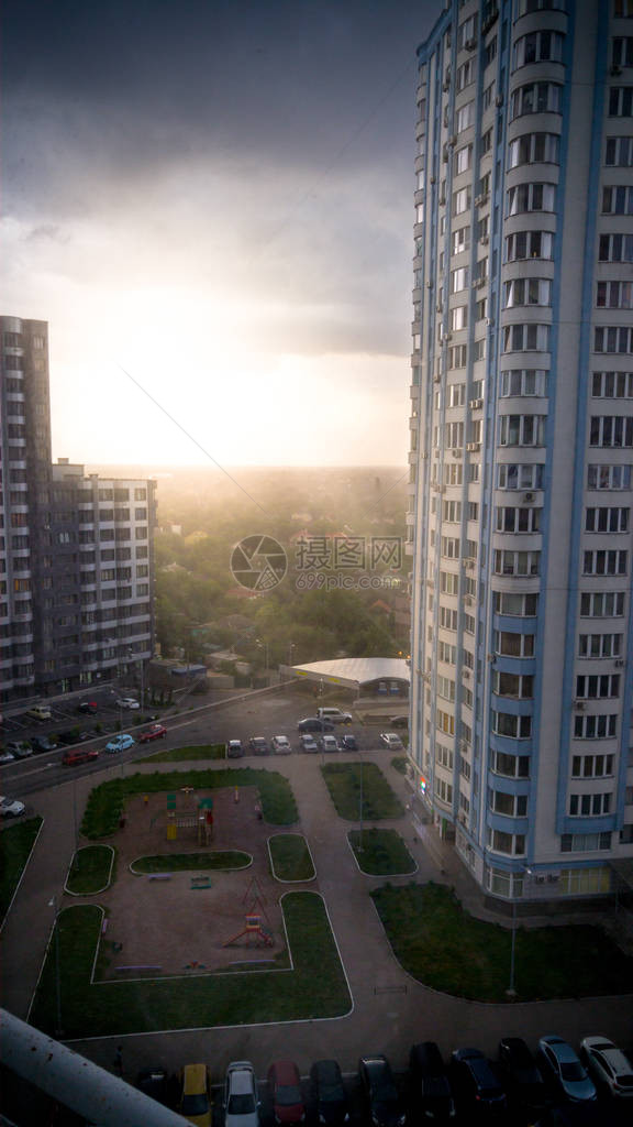 日出时太阳光下高居豪华生活的美丽空中图像清晨城市风景图片