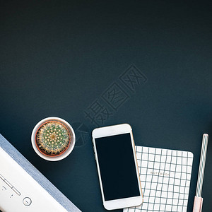 白色立体蓝牙音窗和智能手机的女用办公空间顶端视距平坦背景图片