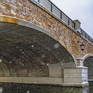 奥奎尔湖拱桥下的清晰广场雪景图片