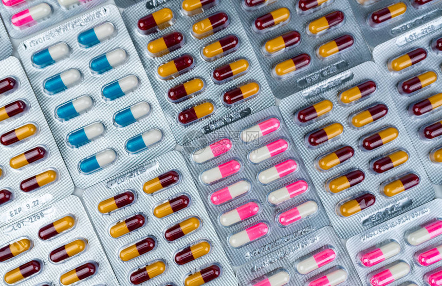 泡罩包装中彩色抗生素胶囊丸的顶部视图抗生素耐药医药行业药房店背景全球医疗保健图片