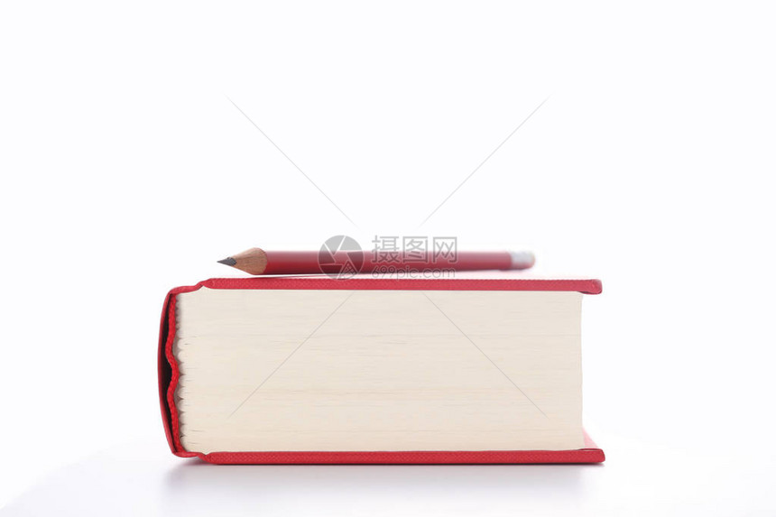 红书和红铅笔在白背景上隔离并有文图片