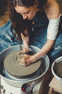 阿蒂桑女人在做陶瓷锅图片