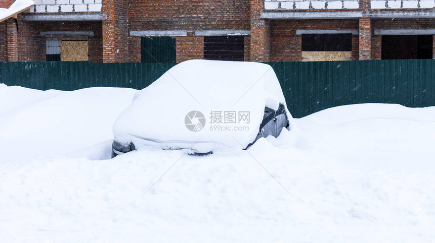 雪下的汽车图片