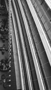 长阳台和时装办公大楼走廊的黑白相片图片