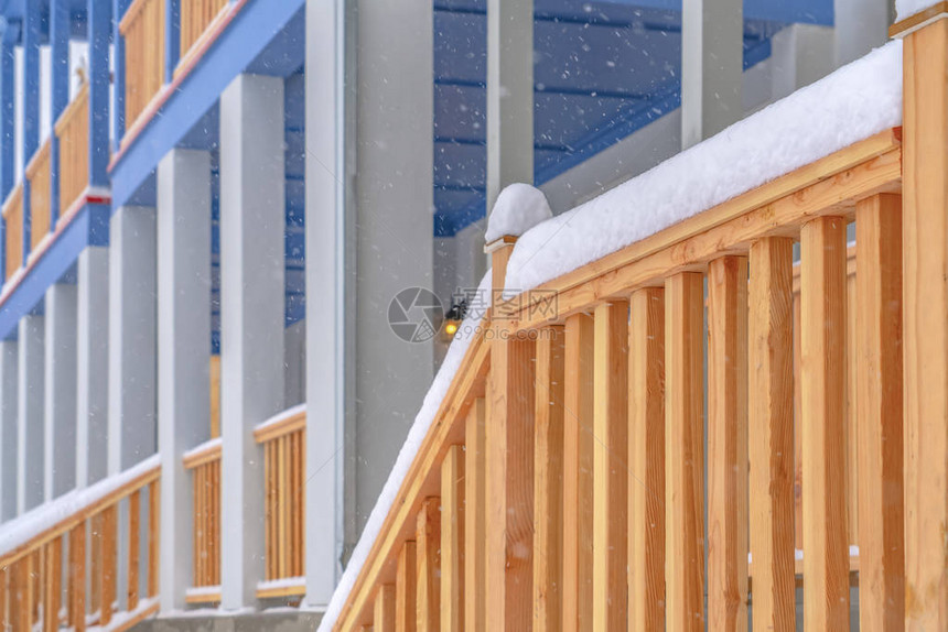 木制楼梯的栏杆被冻雪压得满地是冰雪图片