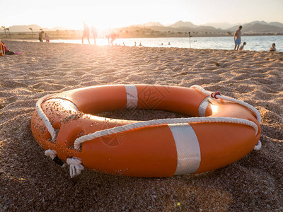 橙色塑料环的近视图像拯救海边上溺水图片