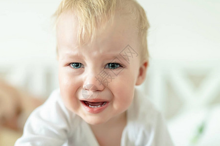 可爱的白种人金发蹒跚学步的男孩肖像在歇斯底里时在家里哭小孩子感到悲伤小演员表演悲伤情背景图片