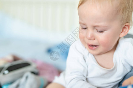 可爱的白种人金发蹒跚学步的男孩肖像在歇斯底里时在家里哭小孩子感到悲伤小演员表演悲伤情背景图片