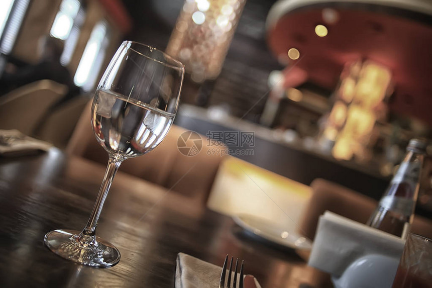 酒精玻璃美丽的玻璃葡萄酒餐厅图片