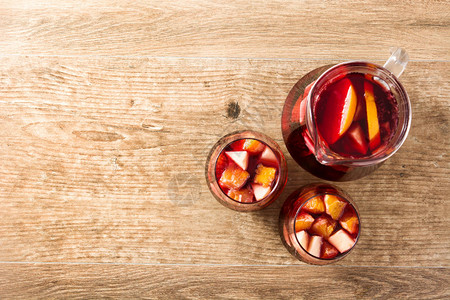红色葡萄酒在木制桌上的玻璃杯中顶视图片