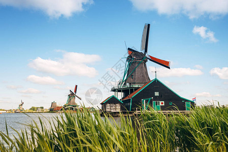 荷兰Kinderdijk蓝天背景传统风车图片