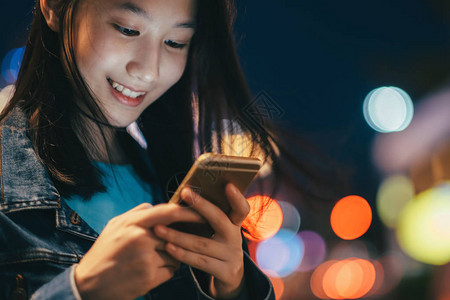 使用手机搜索GPS的年轻女子旅行者使用手机聊天和发送消息的少女技图片
