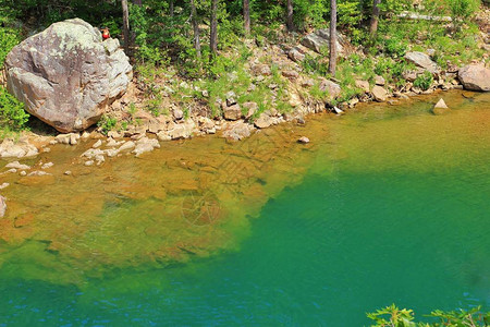 夏天的蓝色水池在美国密苏里州展开图片