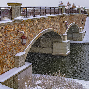 冬天在Oquirrh湖上的方形雪拱桥冬季图片