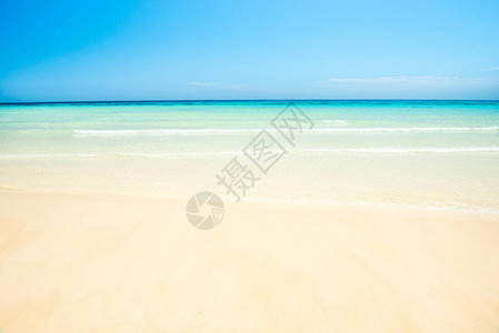 白沙滩和蓝色天空下的清海水图片