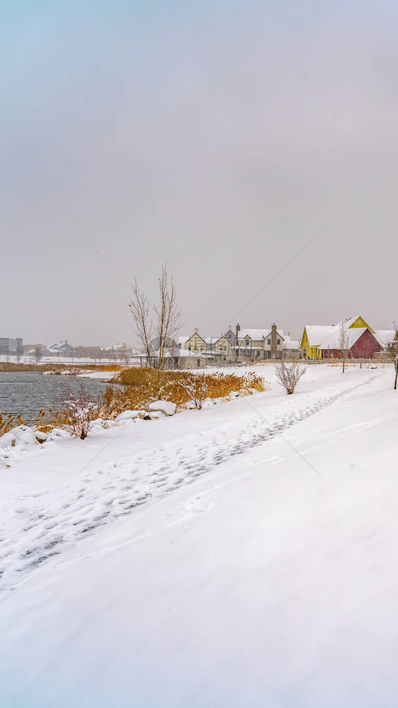 在黎明犹他州清除垂直风景雪湖景观图片