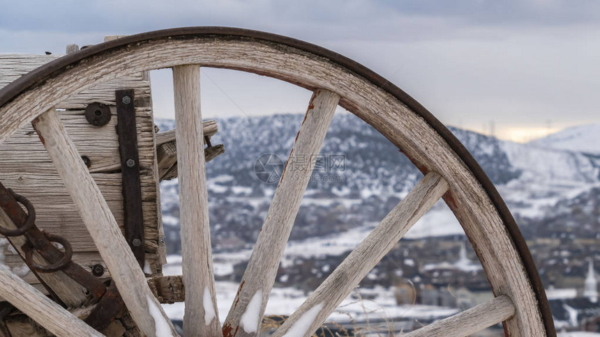 全景木轮与在冬天观看的老式推车的生锈金属图片