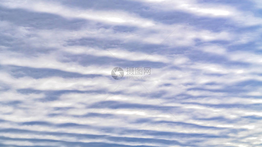 无边际的蓝天的全景散焦视图充满了白色的浮云自然风光与壮丽的天空景观和云图片