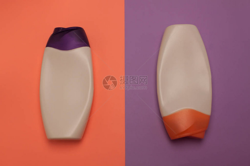 两个化妆品包装瓶容器美容产品淋浴装饰化妆品桃色和紫色背景图片