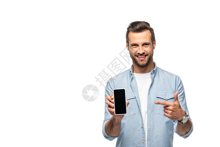 微笑的男人用手指着智能手机用空白的屏幕图片