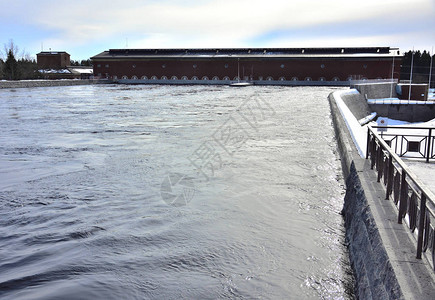 在芬兰伊马特拉冬季建造一个水电发图片