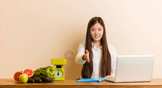 年轻营养主义者女用笔记本电脑工作图片