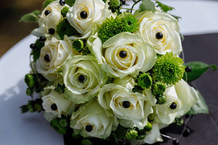 黑色石头的白色婚礼花束图片