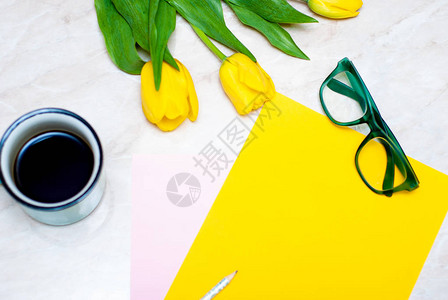 黄色郁金香咖啡绿色图片
