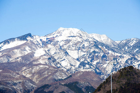 紧靠着美丽的山顶上面有雪盖上边图片